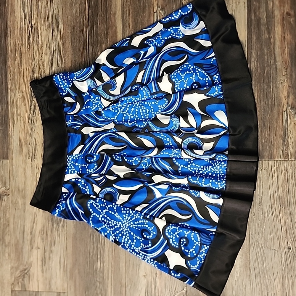 DT Collection, size 8 skirt, blue, black and white